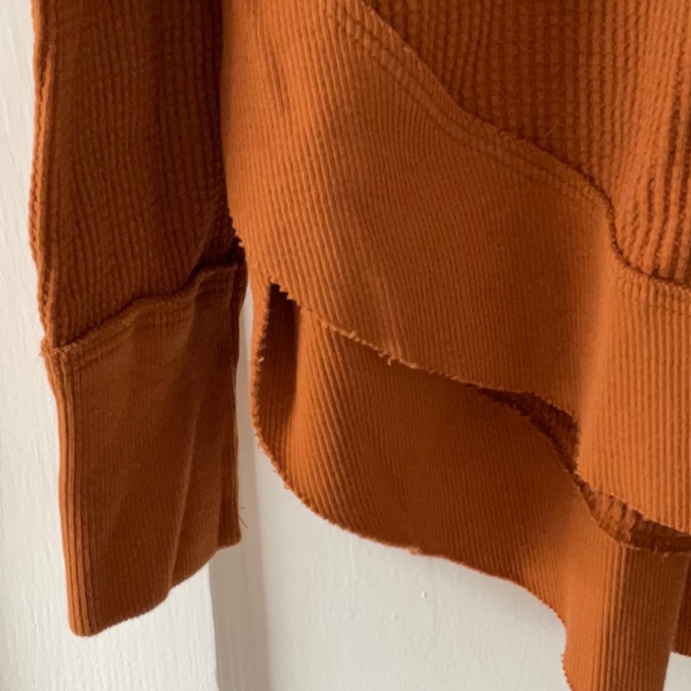 Free PEOPLE Women’s Rust Long-Sleeve V-Notch Pullover Top - Picture 4 of 8